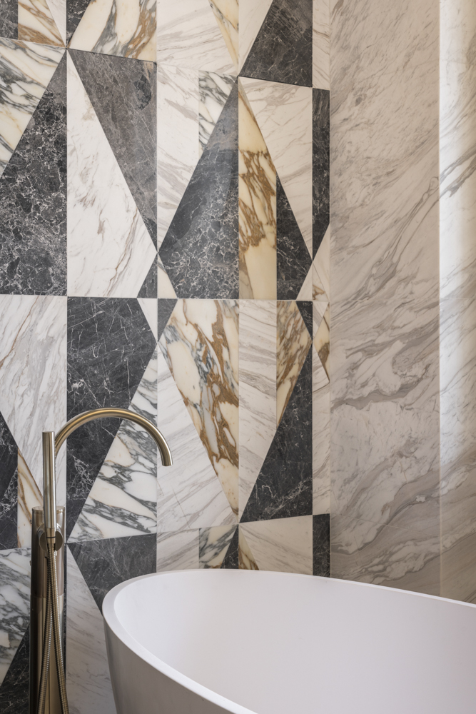 El año pasado tuve la suerte de poder fotografiar la obra de rehabilitación que se ha llevado a cabo en uno de los hoteles más emblemáticos de Madrid, el Hotel Villa Magna. La obra es del Grupo Liñagar.

javibravo.com/portfolios/hot…