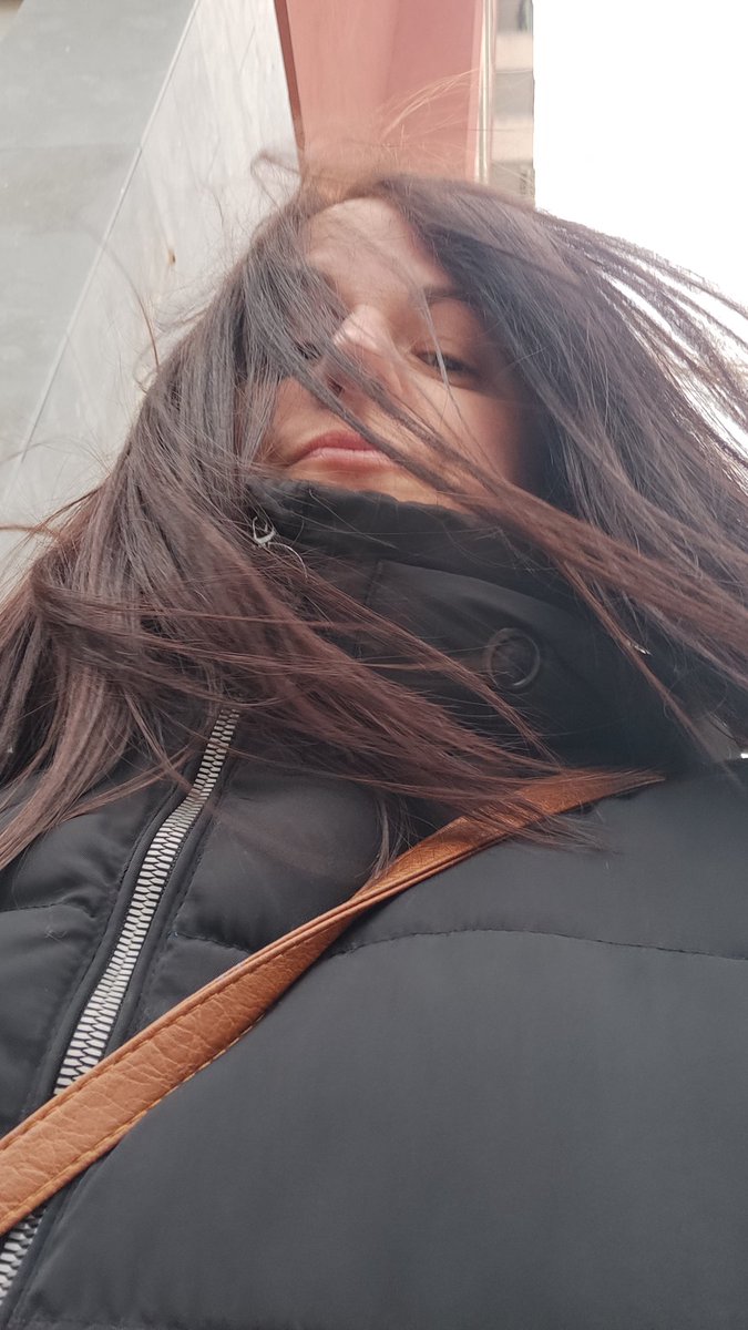Martona_'s tweet photo. No se perquè em pentinen.... El llis durarà 2hores 😂
#putovent https://t.co/31daYEz1qK