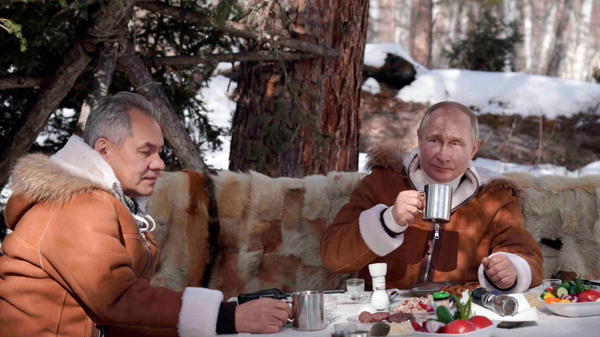 DanishGonzo's tweet photo. Dit ansigt når du har lavet en lidt rundtosset invasion og bliver inviteret til frokost. #Ukraine️ #dkpol https://t.co/HrzYJOblYS