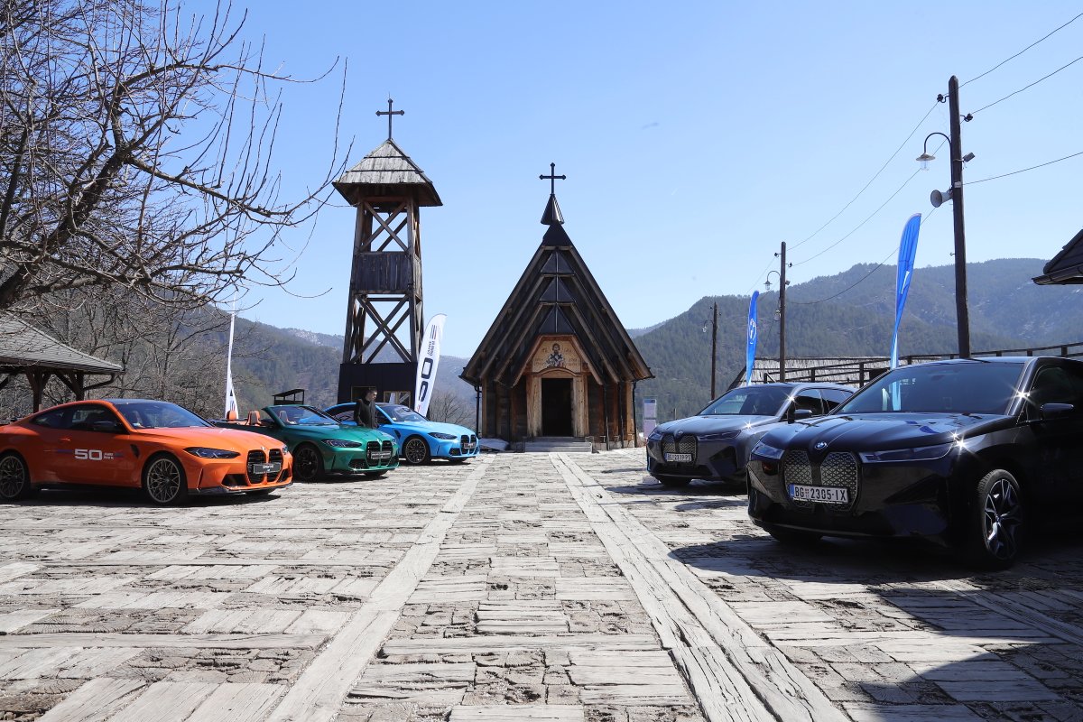 BMWSrbija's tweet photo. BMW Srbija deo je prolećnog Vivaldi CEO foruma koji okuplja lidere domaće ekonomske, društvene i političke zajednice. Učesnici Foruma imaju mogućnost da upoznaju BMW M4, BMW M3 i BMW M4 Competition Cabrio, ali i da testiraju električne modele BMW iX i BMW X5 Plug-in Hibrid. #bmw https://t.co/OyvDkkQaSY