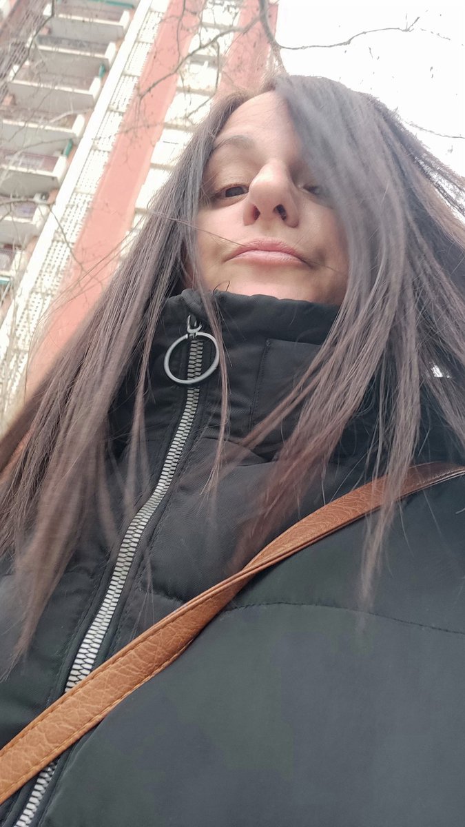 Martona_'s tweet photo. No se perquè em pentinen.... El llis durarà 2hores 😂
#putovent https://t.co/31daYEz1qK