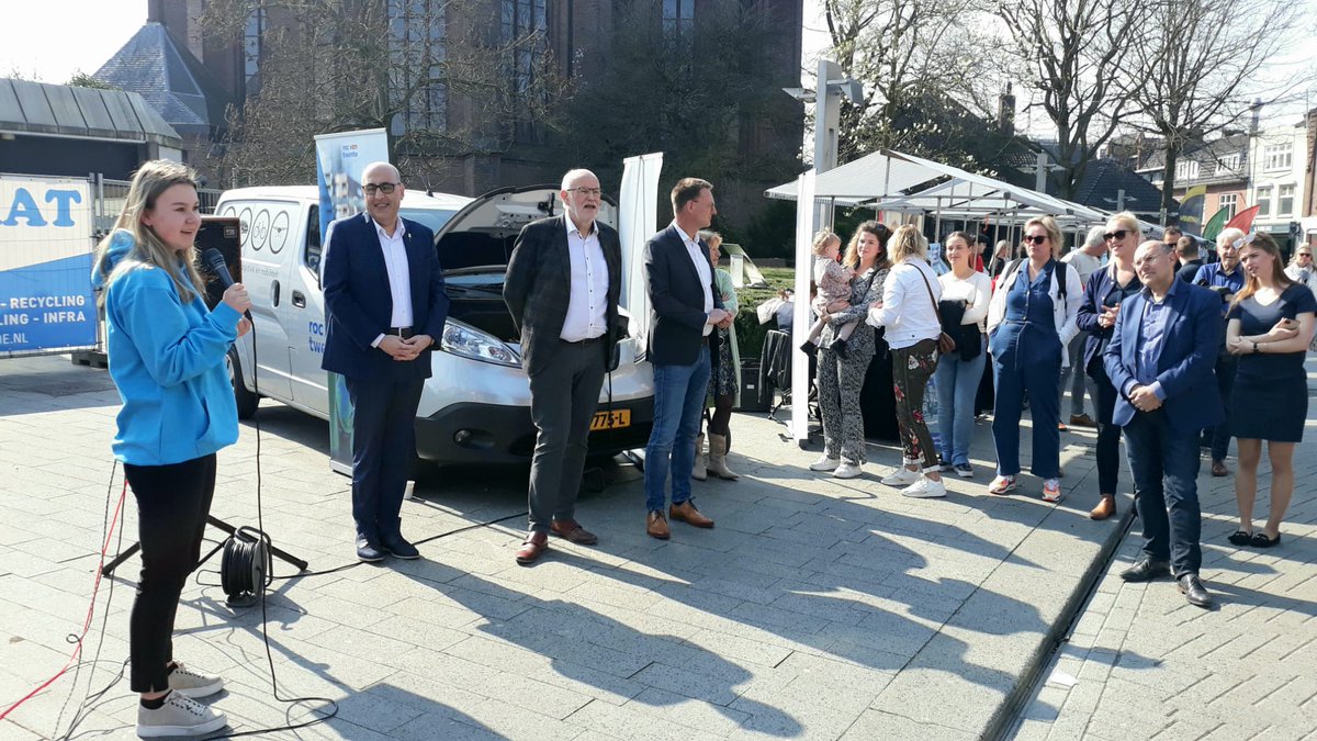 MBORaad's tweet photo. In Hengelo is zojuist de #mbostraat geopend door ambassadeur Lian van @rocvantwente wethouder @ClaudioBruggink van Hengelo en @rvtjohn en in aanwezigheid van @TekinAdnan. Supermooie straat met veel studenten en heel veel te zien! https://t.co/ABFBxHU9bk