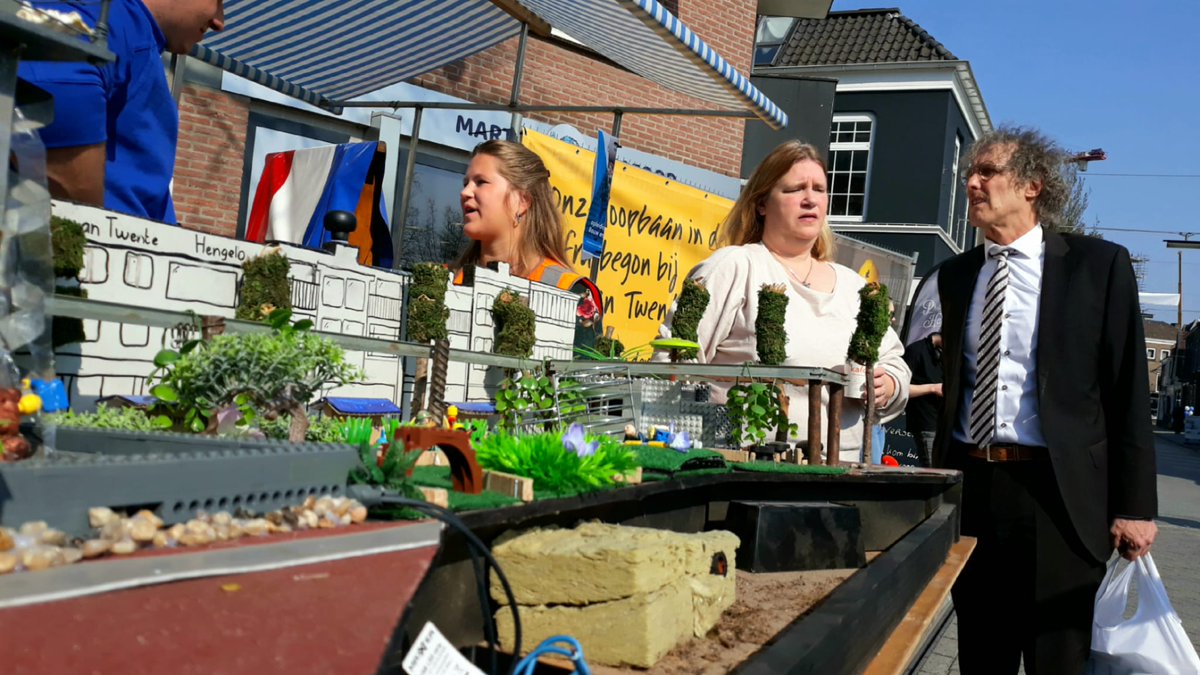 MBORaad's tweet photo. In Hengelo is zojuist de #mbostraat geopend door ambassadeur Lian van @rocvantwente wethouder @ClaudioBruggink van Hengelo en @rvtjohn en in aanwezigheid van @TekinAdnan. Supermooie straat met veel studenten en heel veel te zien! https://t.co/ABFBxHU9bk