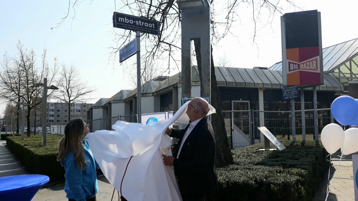 MBORaad's tweet photo. In Hengelo is zojuist de #mbostraat geopend door ambassadeur Lian van @rocvantwente wethouder @ClaudioBruggink van Hengelo en @rvtjohn en in aanwezigheid van @TekinAdnan. Supermooie straat met veel studenten en heel veel te zien! https://t.co/ABFBxHU9bk