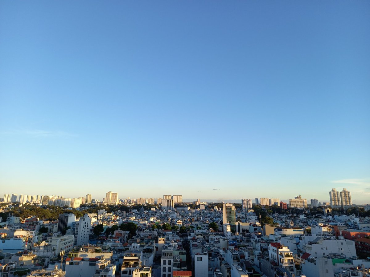 DucMTran19's tweet photo. What a day in Ho Chi Minh City. This clear blue sky is not easy to find here these days. https://t.co/NvJsCOEtJz