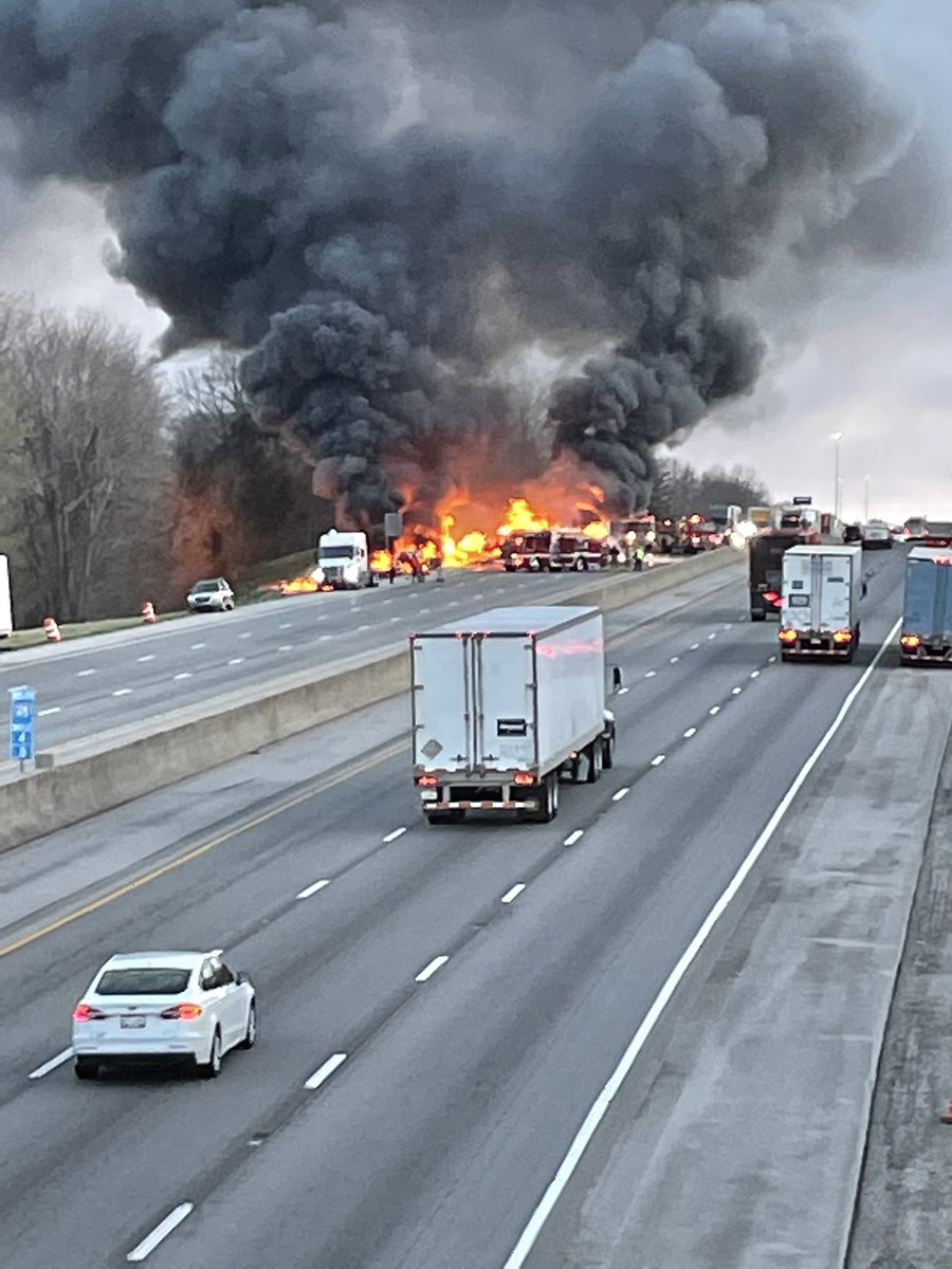 joeimel's tweet photo. South bound I65 just past exit 6. https://t.co/Kf3yuKYZri