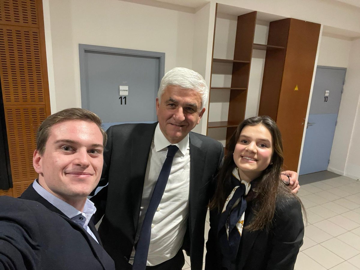 axel_casenave's tweet photo. Ravi d'avoir accueilli @Herve_Morin sur la #circo4403 l'occasion de lui faire découvrir #Arronax, fer de lance de la médecine nucléaire, avant sa réunion publique à #Sautron https://t.co/1m8GBobR8z