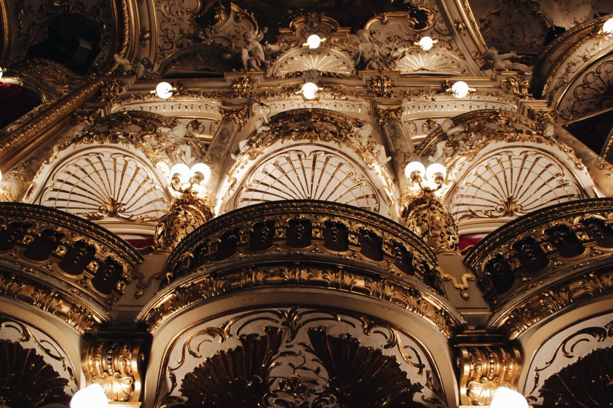 AngelsWhisperr's tweet photo. German Opera House of Prag. https://t.co/FNfuO5svD2