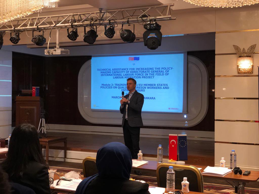 csgb_uigm's tweet photo. Genel Müdürlüğümüz ve @IKGPRO koordinasyonunda #IPA kapsamında hazırlanan “AB/AB üye ülkelerin #nitelikliyabancı işçiler ve #girişimci ler için politikaları” eğitimi gerçekleştirilmektedir. #UİGM #DGLF https://t.co/NFUJMajcxl