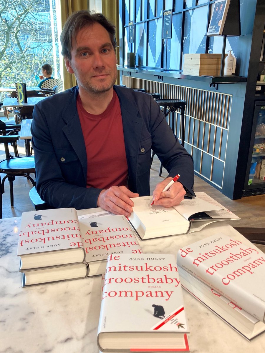 Gisteren bracht schrijver Auke Hulst een verrassingsbezoek aan onze winkel! Zijn nieuwste boek 'De Mitsukoshi Troostbaby Company' staat op de Shortlist van de Libris Literatuurprijs 2022, en ligt nu gesigneerd bij onze fictie-afdeling op jullie te wachten. Wees er snel bij!