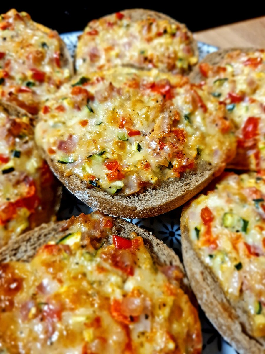 Heute keine #Zeit zum #Kochen?#Pizzabrötchen sind #fix fertig und machen die ganze #Familie satt!Also, #schnell ausprobieren! Das #Rezept gibt's auf dem #Blog!

#food #Kochliebe #Familienrezepte #Pizza

Pizzabrötchen – ein Blitzrezept lifebyschmidt.de/pizzabroetchen… via <a href="/lifebyschmidt/">Lifebyschmidt</a>