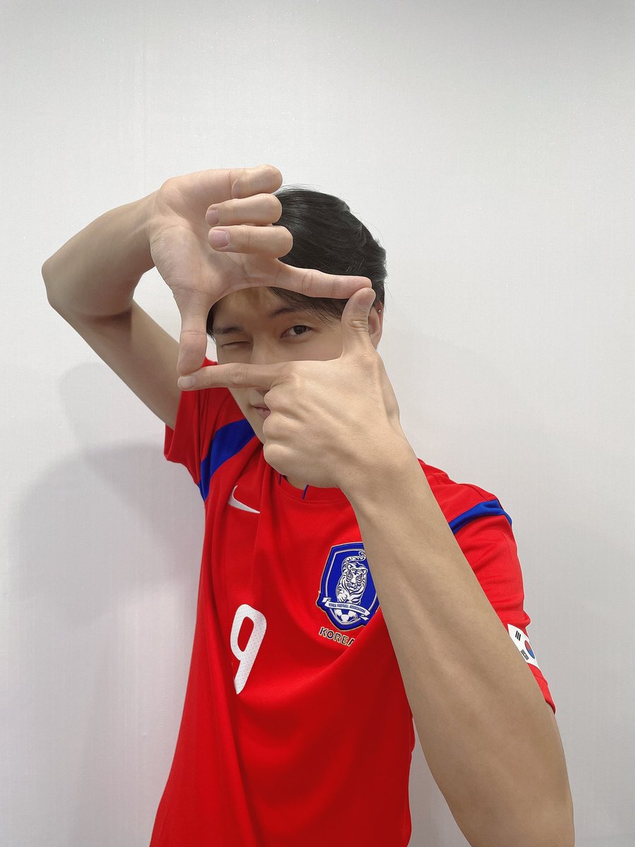 wooypallet's tweet photo. wooyoung aesthetic de um churras br jogando futebol com os amigos ouvindo funk e pagode https://t.co/NN14guNymP