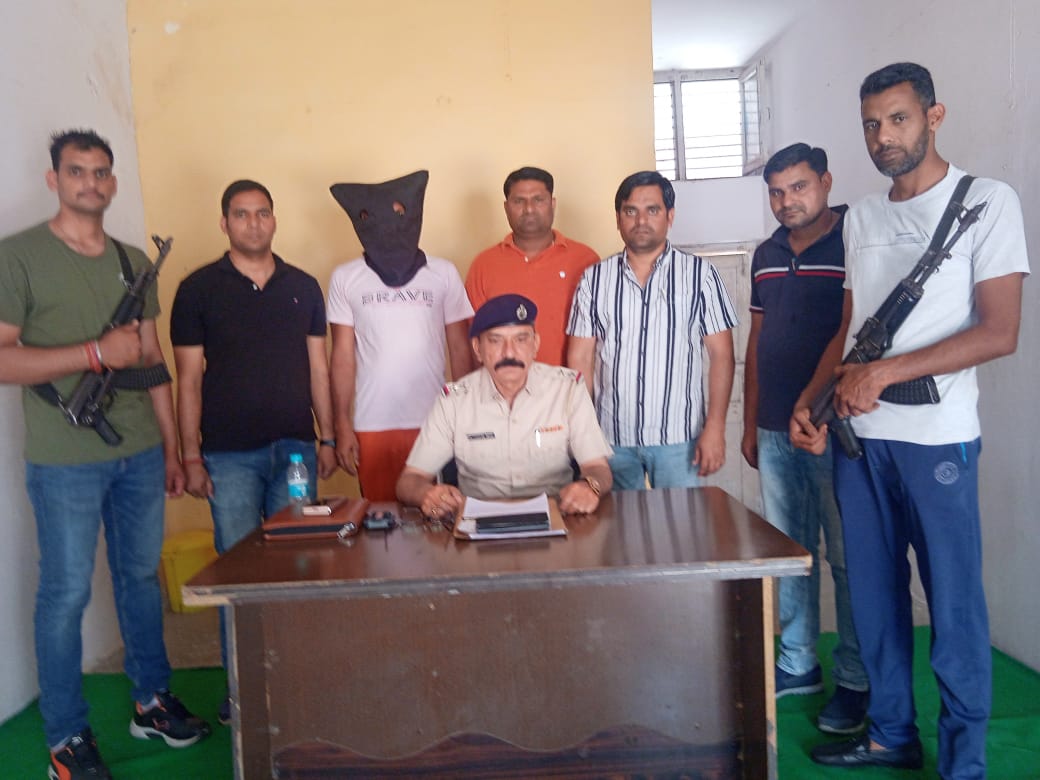 palwalpolice's tweet photo. @palwalpolice की बड़ी सफलता

AVT हथीन टीम ने भारत के 3 राज्यों हरियाणा, राजस्थान एवं मध्य प्रदेश में लूट, डकैती, ए०टी०एम कटर , चोरी आदि संगीन धाराओं में दर्ज आधा दर्जन से अधिक अभियोग में फरार चल रहे आरोपी पर कसा शिकंजा

अवैध हथियार सहित आरोपी जाहुल फसा अब पलवल पुलिस के #चंगुल में https://t.co/M3B36iIGUf