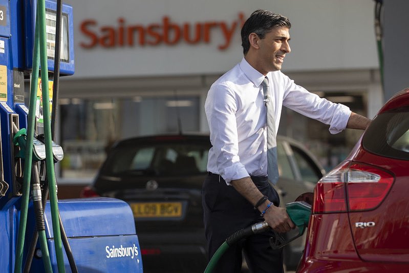 BenKentish's tweet image. Confirmed by Treasury sources that this Kia is not Rishi Sunak’s car but is actually owned by a Sainsbury’s employee. The Chancellor apparently paid for the petrol.