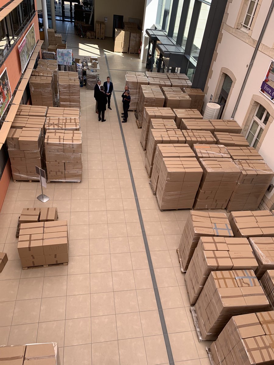 🇺🇦 Départ aujourd’hui des 70 premières palettes de dons récoltés en <a href="/saoneetloire/">Saône-et-Loire</a> pour le peuple ukrainien. 5 transporteurs locaux ont décidé de mouiller la chemise aux côtés des pompiers du <a href="/SDIS71/">Sapeurs-pompiers de Saône-et-Loire</a> et de nos agents pour cette collecte départementale initiée avec le <a href="/Prefet71/">Préfet de Saône-et-Loire</a> 👏