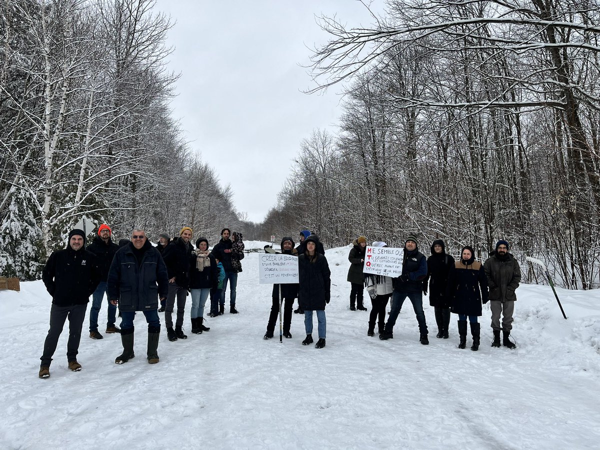 À Crabtree le contacteur est sur place pour venir déboiser. Les résidents qui s’opposent aussi. La SQ vient d’arriver sur les lieux. <a href="/RadioCanadaInfo/">Radio-Canada Info</a>