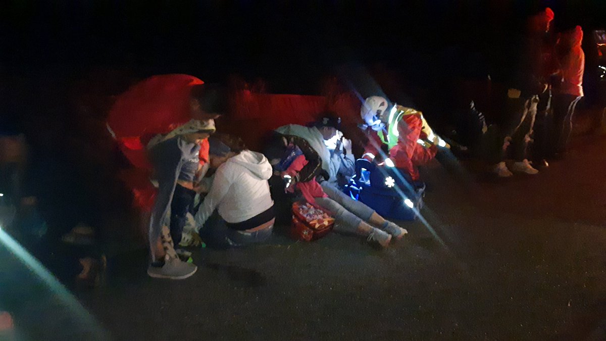 Pedrorasgado1's tweet photo. Un autobús que transportaba migrantes volcó esta madrugada de miércoles en la extensión de la supercarretera entre La Ventosa-La Venta, Oaxaca,  con saldo de 10 lesionados, tres de ellos fueron traslados al hospital general "Macedonio Benítez Fuentes" de Juchitán.
@EFEnoticias https://t.co/hiYCaQcd0D