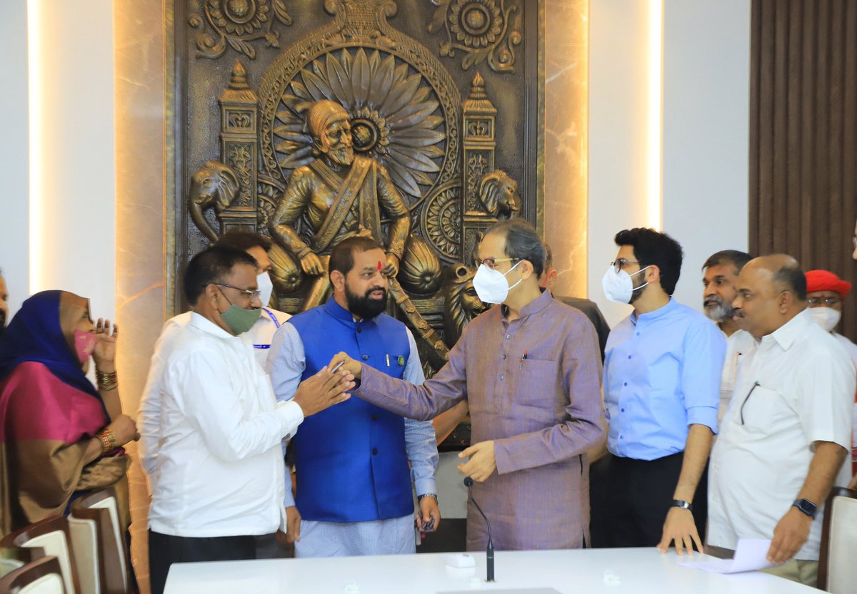 CMOMaharashtra's tweet photo. मिठी नदी शेजारील व विमानतळ प्राधिकरणाच्या जागेवरील बाधित झोपडीधारकांना आज मुख्यमंत्री उद्धव बाळासाहेब ठाकरे यांच्या हस्ते सदनिकांची चावी तसेच ताबा पत्रांचे वाटप करण्यात आले. यावेळी उपस्थित सदनिकाधारकांनी समाधान व्यक्त केले. https://t.co/2O5jzMVdGh
