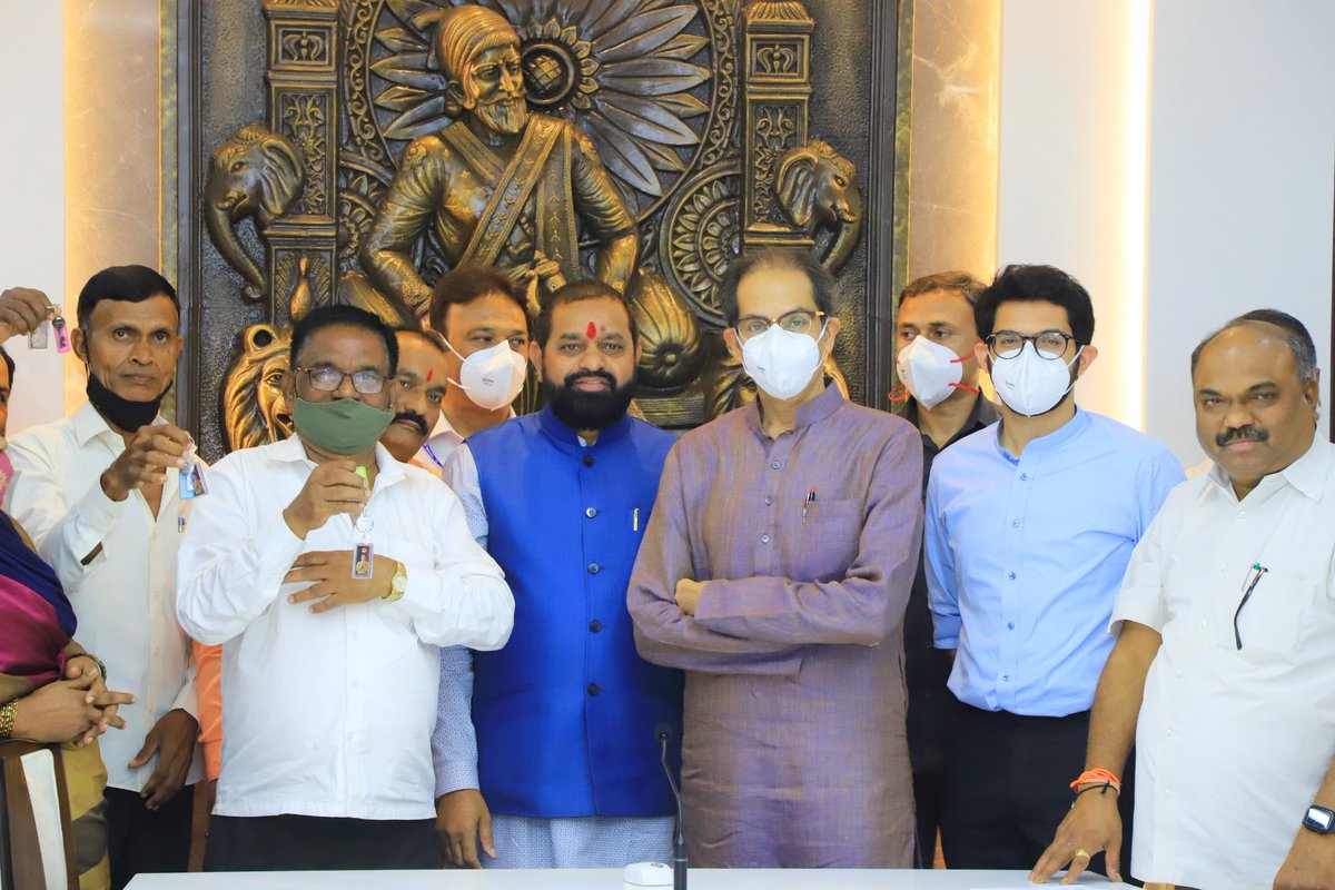 मिठी नदी शेजारील व विमानतळ प्राधिकरणाच्या जागेवरील बाधित झोपडीधारकांना आज मुख्यमंत्री उद्धव बाळासाहेब ठाकरे यांच्या हस्ते सदनिकांची चावी तसेच ताबा पत्रांचे वाटप करण्यात आले. यावेळी उपस्थित सदनिकाधारकांनी समाधान व्यक्त केले.