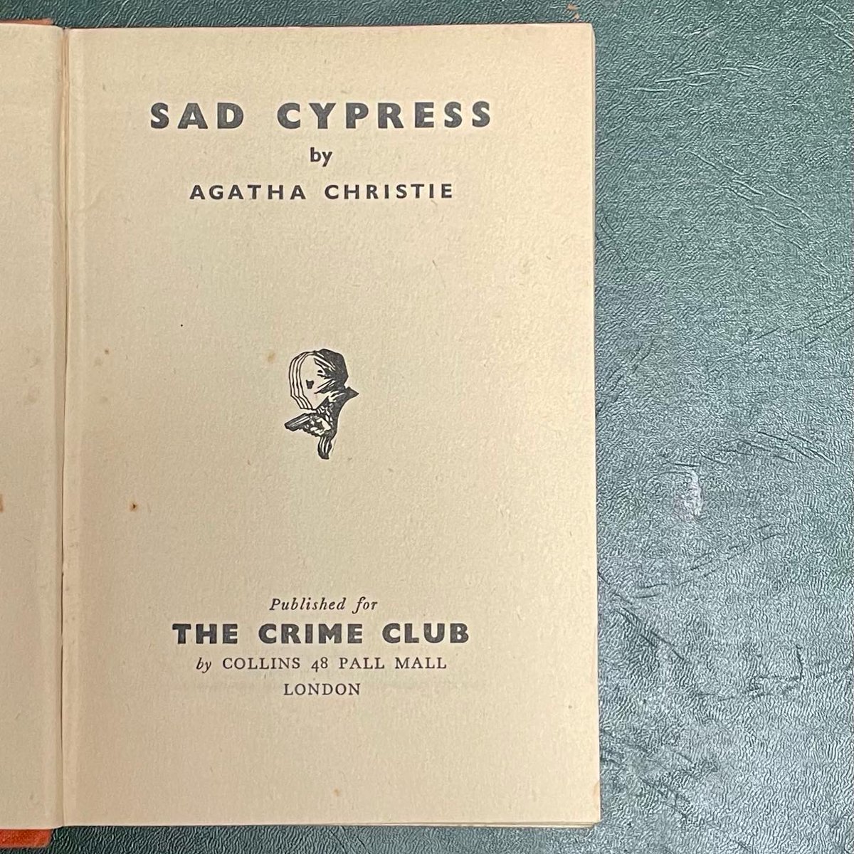The first edition of Agatha Christie's thrilling Poirot mystery, in the original dust wrapper. 

Published during the Second World War, ‘Sad Cypress’ was the first Poirot novel to be partly set in a courtroom.

rookebooks.com/1940-sad-cypre…