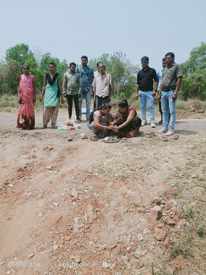 BTTSNavsari's tweet photo. આજ રોજ સાદડવેલ આહીર ફ.ભવાની માઁ ના મંદિર પેવર બ્લોક રસ્તો,નવા ફ.ડામર રોડ તથા વાંજરી ફ.ડામર રોડ નું ખાત મુહૂર્ત કરી ગામના વિકાસ ના કામો શરૂ કરવામા આવ્યા.
#sadadvel https://t.co/R5W48QoBSc