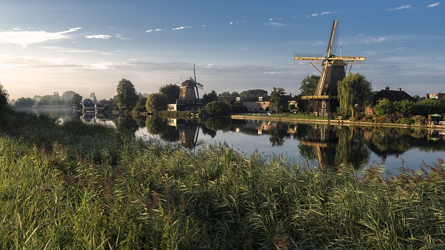 Nederland telt nu 344 gemeenten. De zelfstandige gemeente <a href="/Weesp/">Stadsgebied Weesp</a> bestaat niet meer en behoort vanaf vandaag officieel tot de gemeente @Amsterdam.
#gemeenten