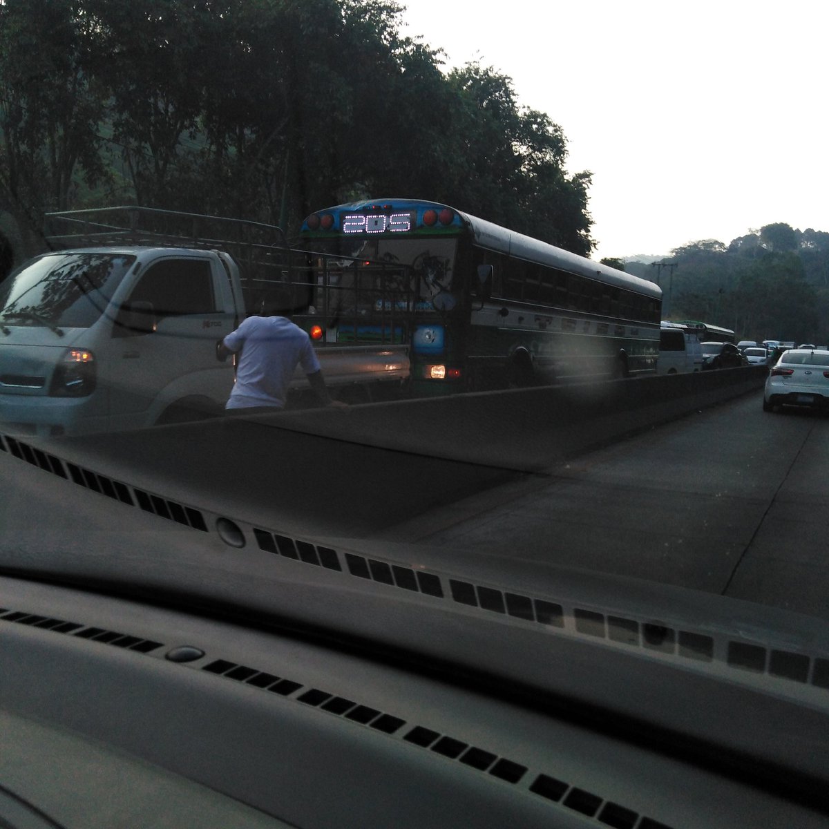 Reportando accidente bajando los chorros antes de la ex báscula #ElSalvador #TraficoSV <a href="/alertux/">Alértux El Salvador</a> <a href="/ddovia/">#Dandovía</a> <a href="/YoReportoSV/">Yo Reporto SV</a> <a href="/ReporTraficoSV/">TraficoElSalvador</a> <a href="/Sv_Trafico/">#TráficoSv</a> <a href="/streetracersES/">Street Racers ES</a> <a href="/radioyskl/">Radio YSKL 📻 💻 📲</a> <a href="/SonoraFM_sv/">Sonora FM</a> <a href="/1077Fuego/">107.7 Fuego GMV</a> <a href="/PNCSV/">PNC El Salvador</a> <a href="/VMTElSalvador/">VMT</a> <a href="/Vivefmradio/">Vive 102.1 FM</a> <a href="/VOXFMELSALVADOR/">VOXFM EL SALVADOR</a> <a href="/1077Fuego/">107.7 Fuego GMV</a>