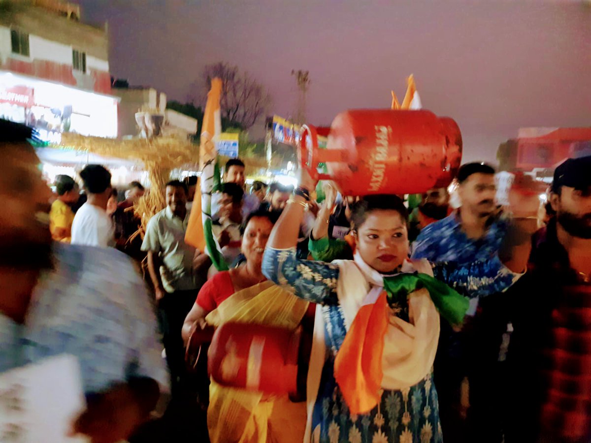NishaGumla's tweet photo. राँची बिरसा चौक पर युवा कांग्रेस  हटिया विधानसभा अध्यक्ष रविशंकर के नेतृत्व में युवा कांग्रेस ने पेट्रोल डीजल एवं एलपीजी गैस के बढ़ते दामों के खिलाफ केंद्र सरकार का विरोध प्रदर्शन करते हुए प्रधानमंत्री नरेंद्र मोदी जी का पुतला दहन किया गया | @Allavaru @srinivasiyc @AbhijitRajINC https://t.co/7c7yvI06Iv