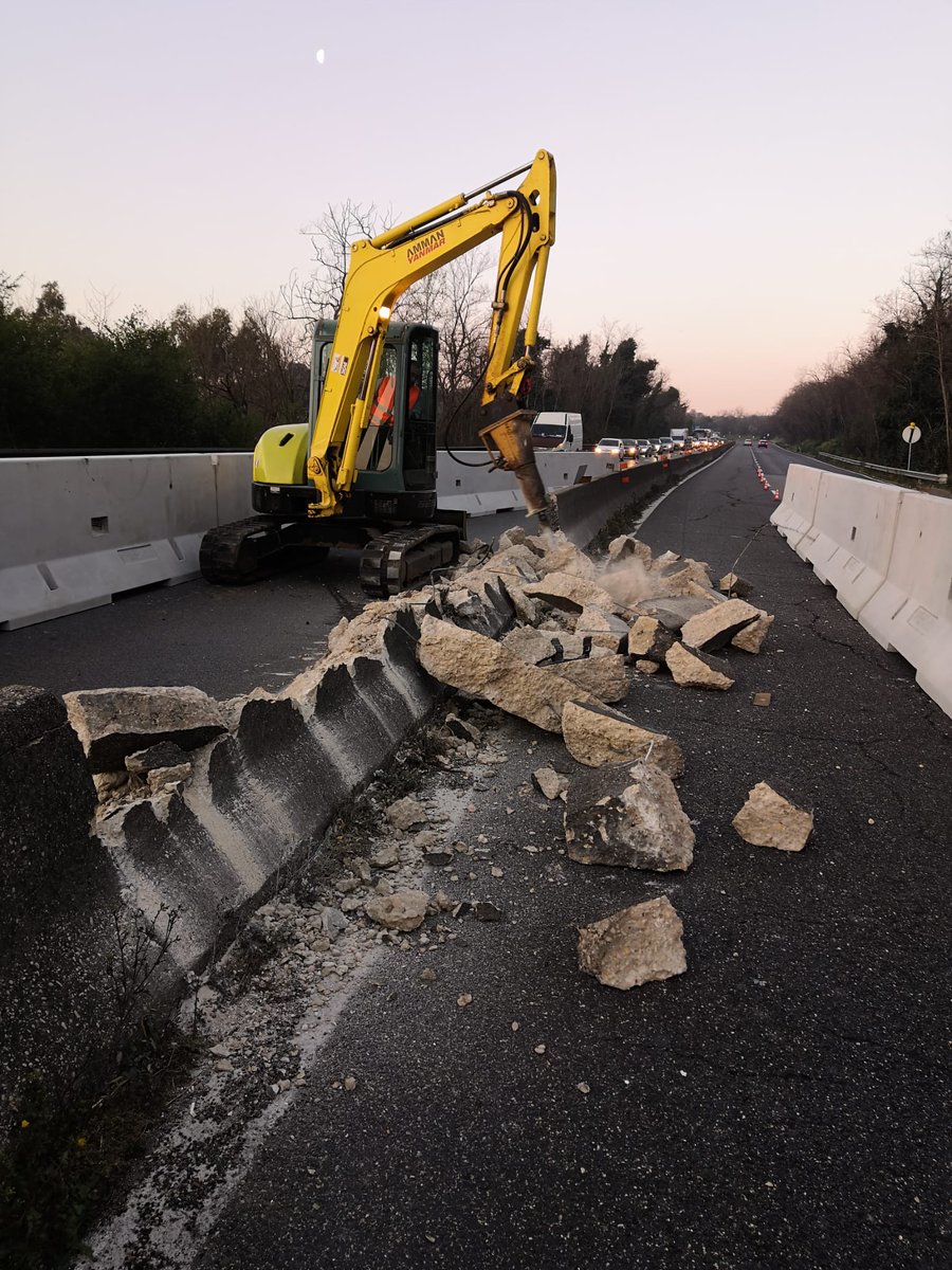 StradeAnas's tweet photo. #SS148 #Pontina 

➡️Ultima notte di chiusura in direzione #Roma di questa prima fase #lavori tra il km 14,055 e il 17,670.

✔️Concluse le operazioni di allestimento cantieri in direzione #Terracina.

➡️Resteranno chiuse le sole corsie di sorpasso in entrambe le direzioni. https://t.co/SEUIoKMNtI