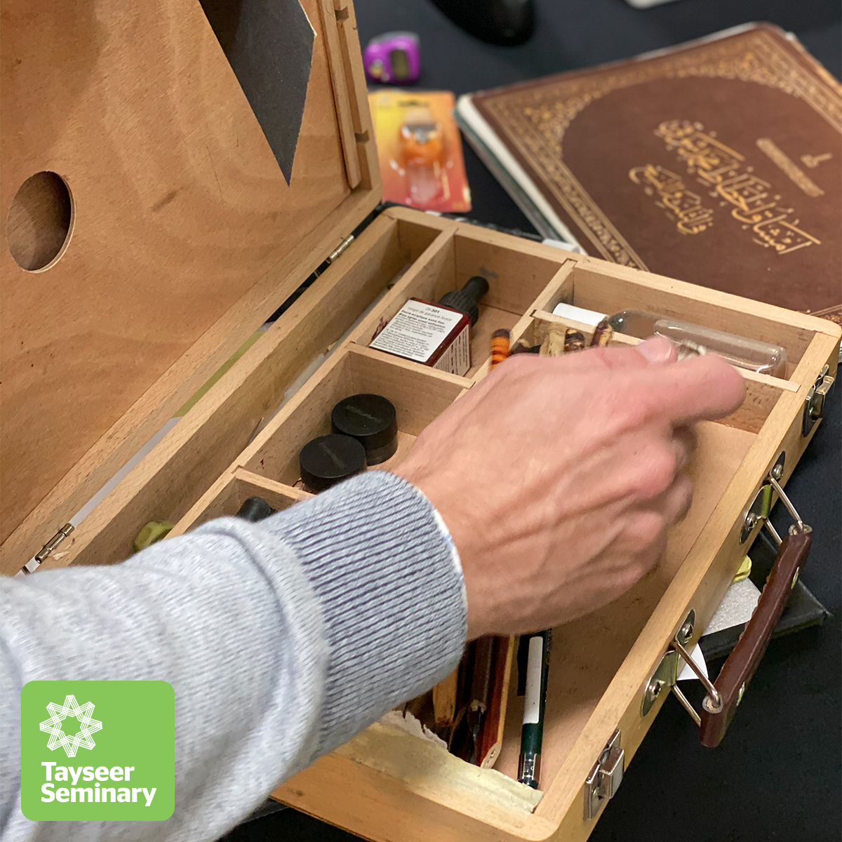 TayseerSeminary's tweet photo. Every year we invite a #Calligraphy teacher to teach our students some Arabic Calligraphy basics 🖋 https://t.co/0dzHC5EwZS