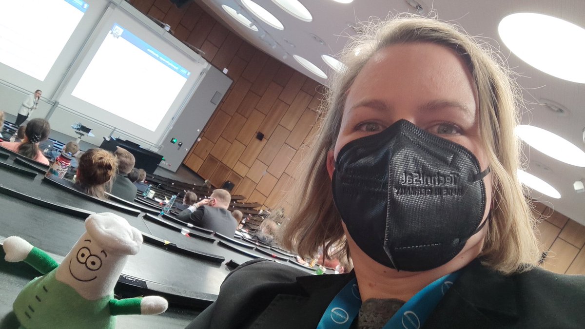 JasminMHerr's tweet photo. Gemeinsam mit meiner Reisebegleitung bin ich heute auf dem #FJS2022 unterwegs. Erst vier Preisträger glücklich gemacht, dann mein Netzwerk gestärkt und über tolle Chemie gestaunt. @FJS_2022 https://t.co/jouNwcdQaI