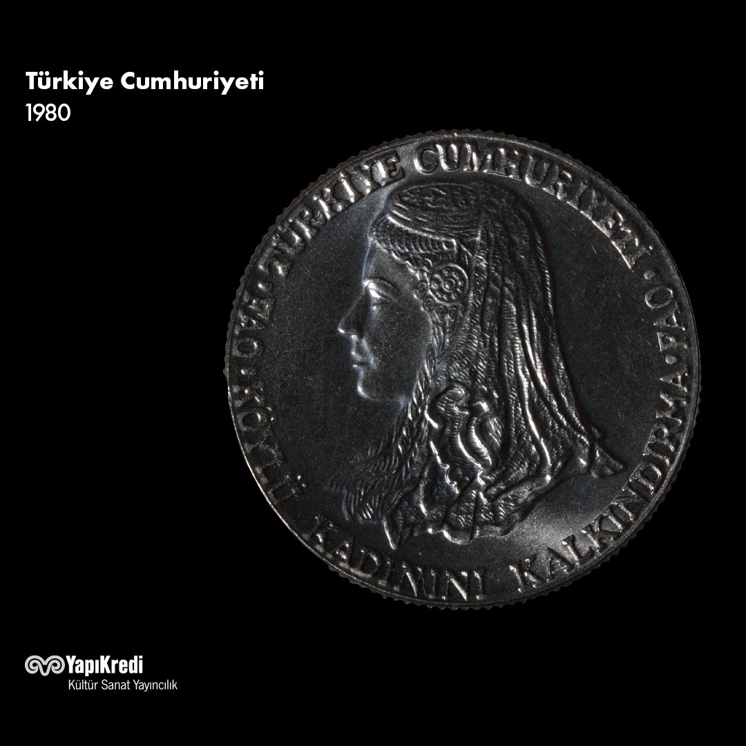 .#YapıKrediMüzesi Koleksiyonu'ndan kadın tasvirli sikkeler her Perşembe Yapı Kredi Kültür Sanat'ta #DünyaKadınlarGünü Türkiye Cumhuriyeti tarafından darp ettirilmiş hatıra parasıdır; “Köylü Kadınını Kalkındırma” sloganı ortada yer alan bir köylü kadınının başını çevrelemektedir.