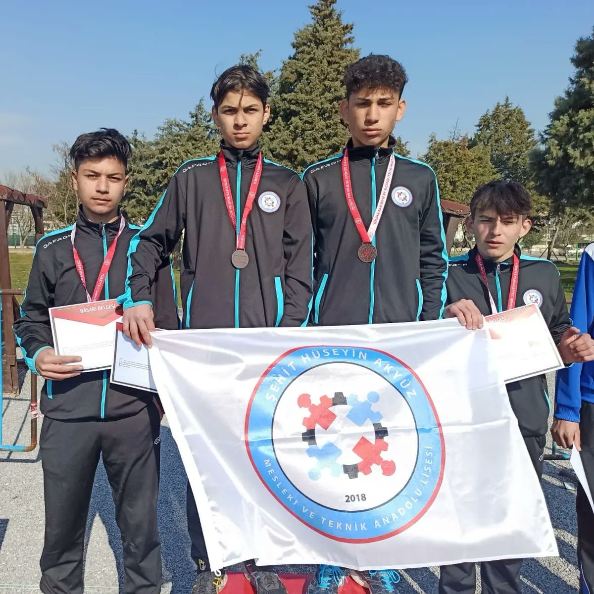 Okulumuz BOCCE TAKIMI Manisa İlinde düzenlenen Bölge Grup Şampiyonasında 3. olmuş ve 14-15 Mayıs tarihlerinde Aydın' da yapılacak olan Türkiye Şampiyonasına gitmeye hak kazanmıştır.
@serkangur_ist @bursailmem <a href="/niluferilcemem/">Nilüfer İlçe MEM</a> @SelamiAHN5 <a href="/GSB_Bursa/">Bursa Gençlik ve Spor İl Müdürlüğü</a> <a href="/aydmrilknur/">İlknur Aydemir</a> <a href="/HakanBabac/">Hakan Babaç</a>