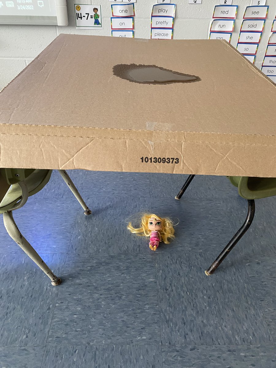 Question of the day: Does cardboard make a good umbrella? For this dolls sake, we hope so!@AdmiralsAcad_NL