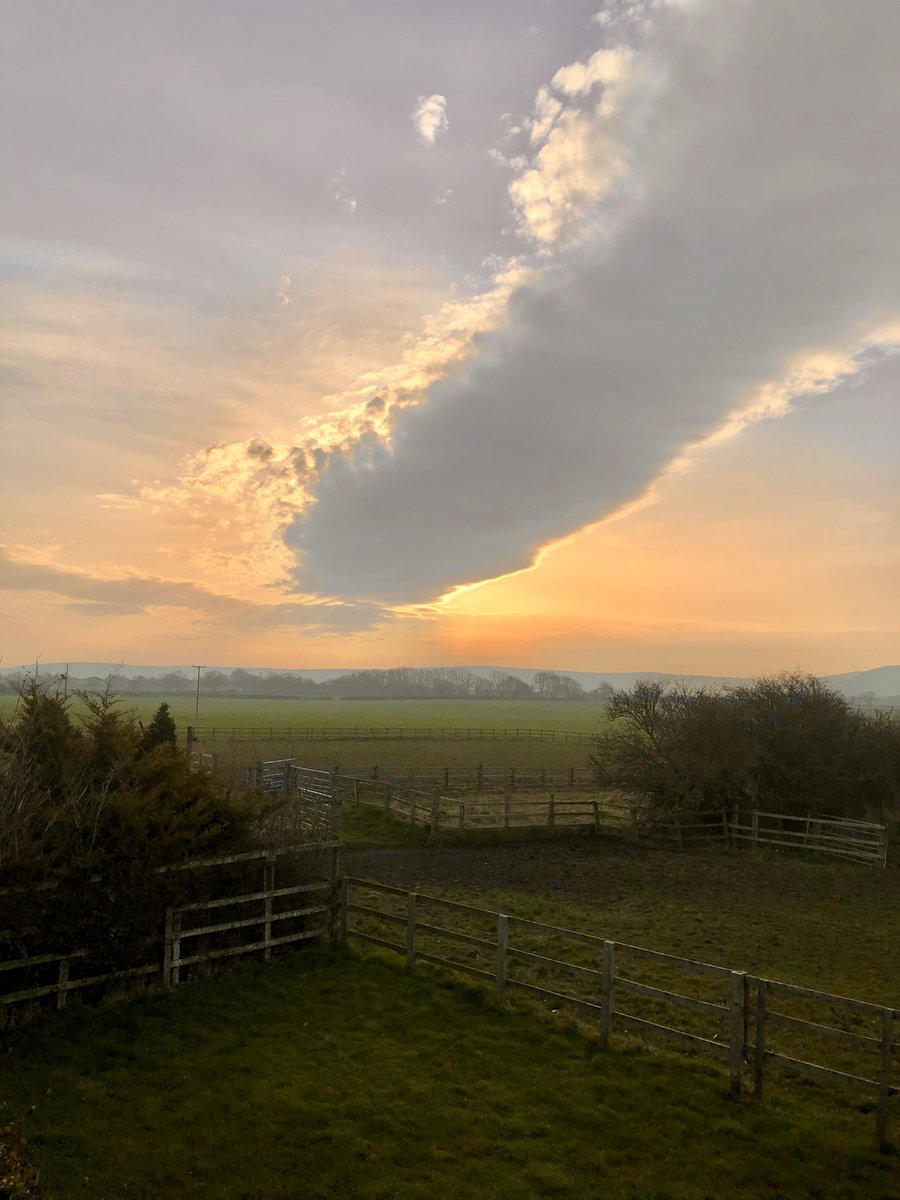 mikehypnoman's tweet photo. This unusual cloud block our view of the sunrise by over an hour, but we saw it eventually🙏. #ilovenature https://t.co/xyrO58FwDd