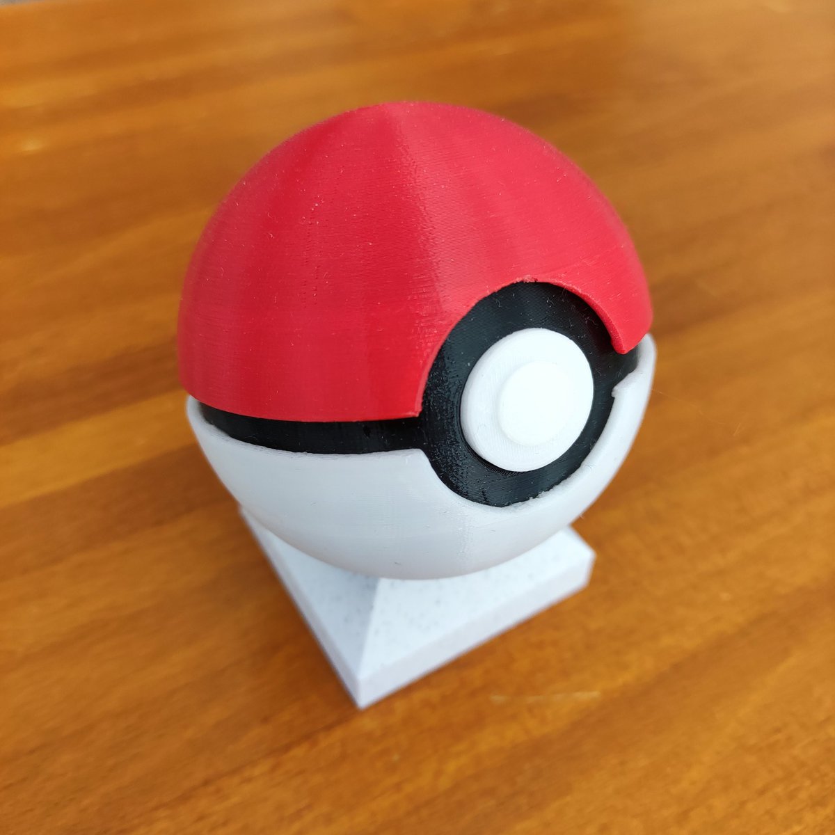 Ça vous tente un concours ? Ça fait longtemps
Pour tenter de gagner cette Pokeball modélisée et imprimée par mes soins, voici les conditions :

Répondre à la question :
Avant son nouveau design, que représentait l'ancien logo de la chaîne ?

Retweet ce tweet

Tirage le 6 avril