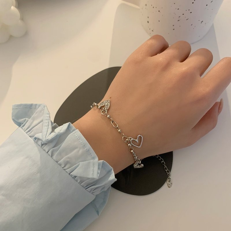 checkstuffz's tweet photo. bracelet aesthetic
https://t.co/VOHHkzdDWT https://t.co/ND8eHrNHkC