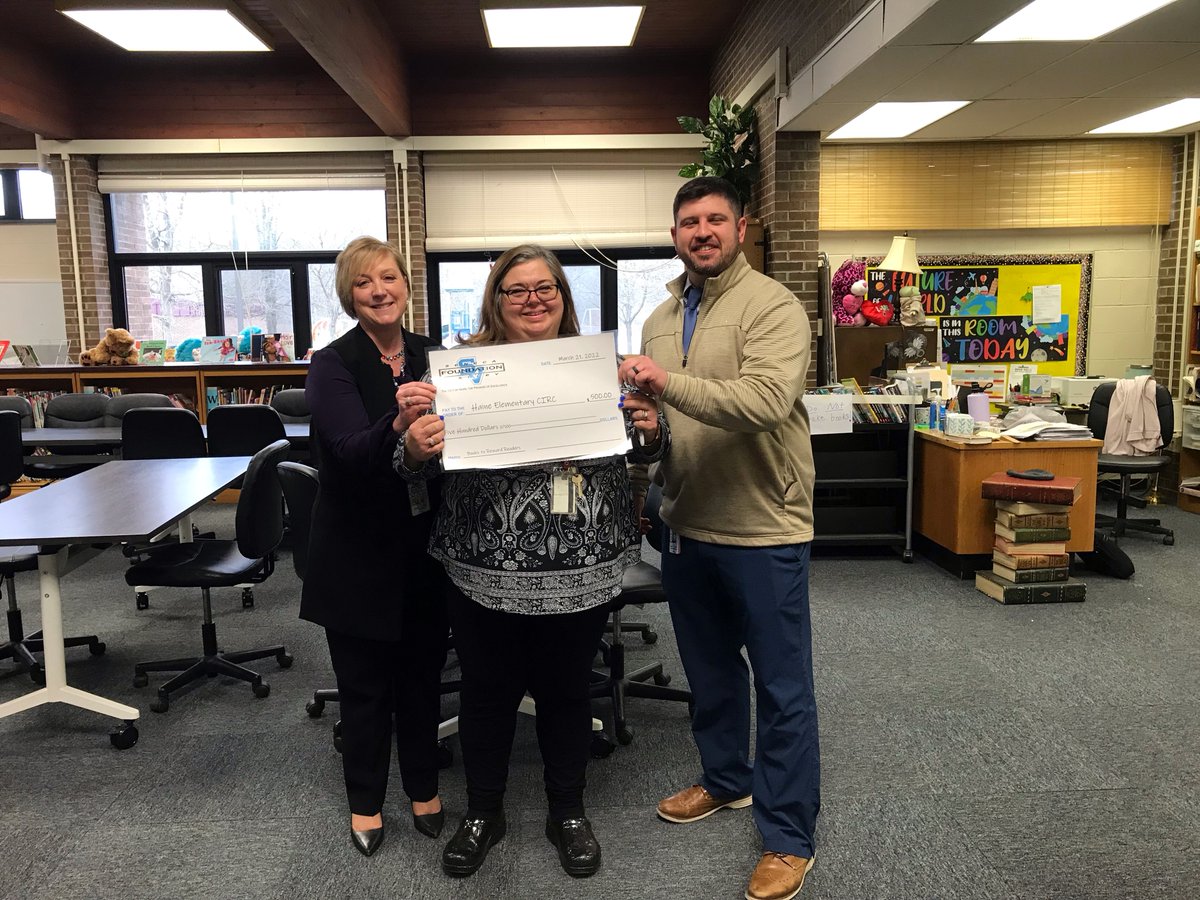 SVSDFoundation's tweet photo. More rewards for reading month! SVF donated $500 to each elementary CIRC space to be used for new books that engage young readers and promote a greater sense of community. #EarlyLiteracy #ReadingMonth #SVTogether https://t.co/JPti8DkCUn
