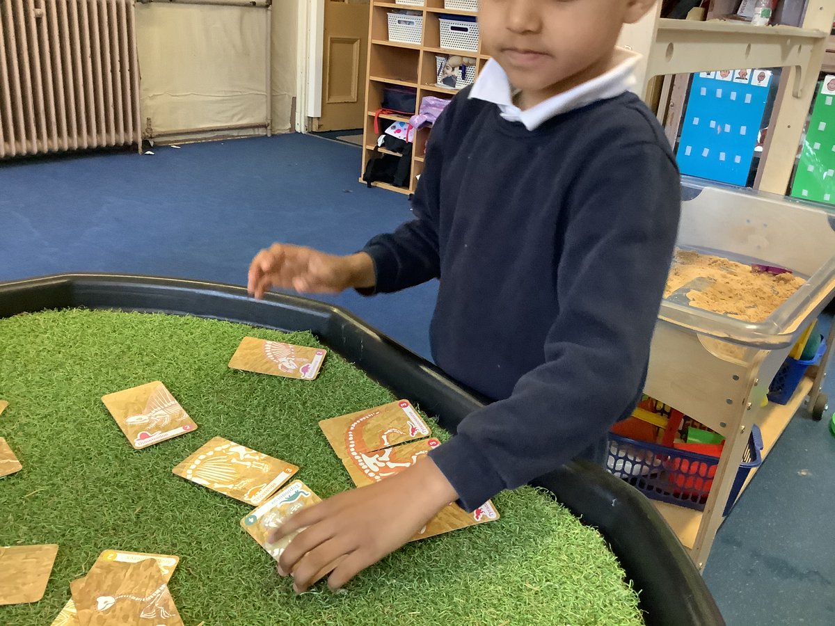 Leith_Primary's tweet photo. P1a are continuing to learn more about dinosaurs. This week we looked at fossils! Ms Cook kindly let us borrow some real fossils to have a look at and we also built dinosaur skeletons and matched them to the toy dinosaurs we have in the class. #LeithP1 https://t.co/NDTsJ4uS5I