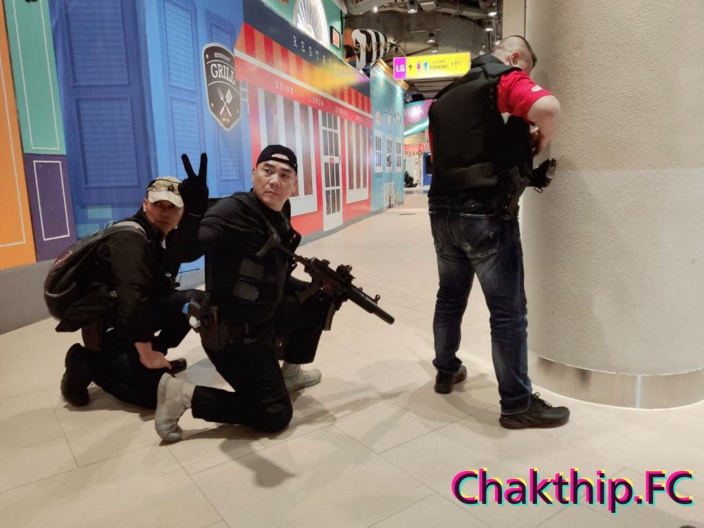ChakthipFc's tweet image. พล.ต.อ.จักรทิพย์ ชัยจินดา #ส่งสัญญาณมือกับทีม ในเหตุการณ์สะเทือนขวัญประชาชน กราดยิงที่โคราช ณ ห้างเทอร์มิเนล 21 #จักรทิพย์ชัยจินดา #จักรทิพย์คนทำงาน #chakthipFC