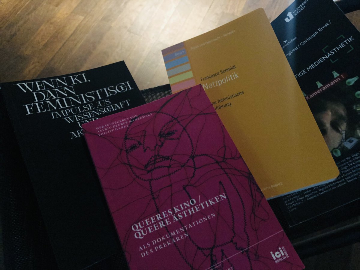QueerOmat's tweet photo. Arrived! Freu mich. Im Listening Room noch schnell Lektüren von @fran_digital @netzforma_ev &amp; moi dagelassen. Ab jetzt Ohren gespitzt #DigitalGender https://t.co/GVicm4m5n2