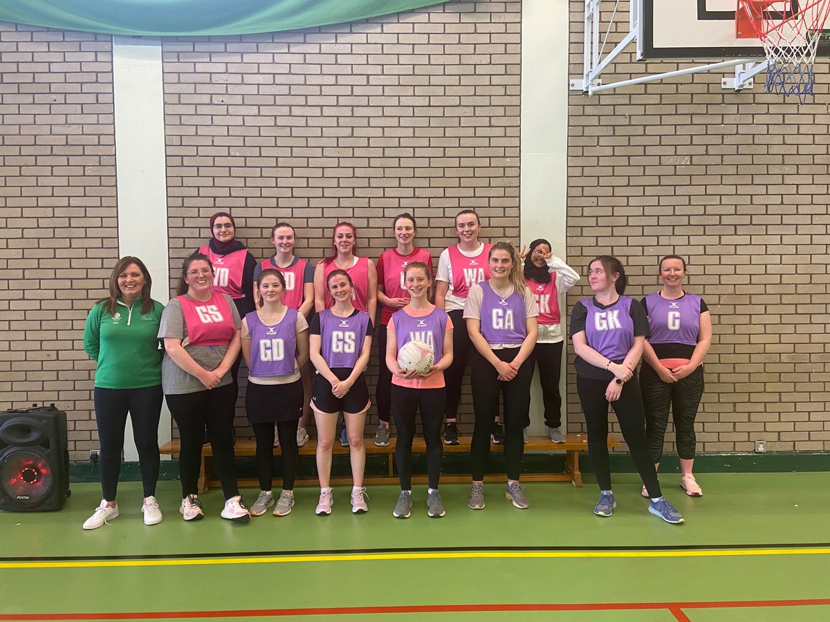 LCreightonRN's tweet photo. Competitive personalities evident at netball today with our nursing students @QUBSONM @netballni what a great session thank you to queens annual fund #selfcareforhealthcare @QUBAlumni @alisonsmart28 @McmullanJohanna @GaryMitchellRN https://t.co/xSlWA71iHX