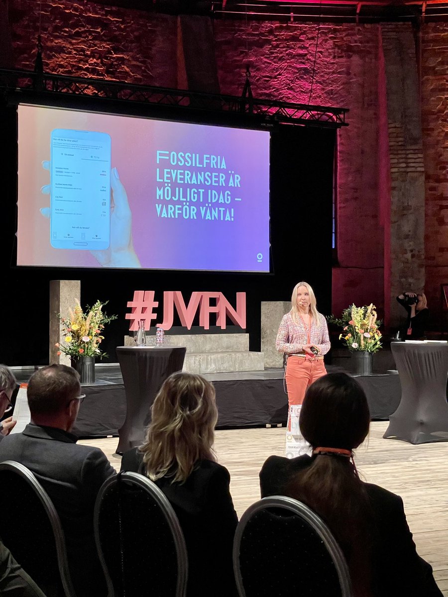 Flera företag finns representerade på #jvfn för att berätta om hur de leder den gröna omställningen framåt. Lyko erbjuder bara fossilfria transporter från Vansbro till konsumenterna. ”Det är svinenkelt – alla borde göra det!” /Anna Persson, hållbarhetschef, Lyko