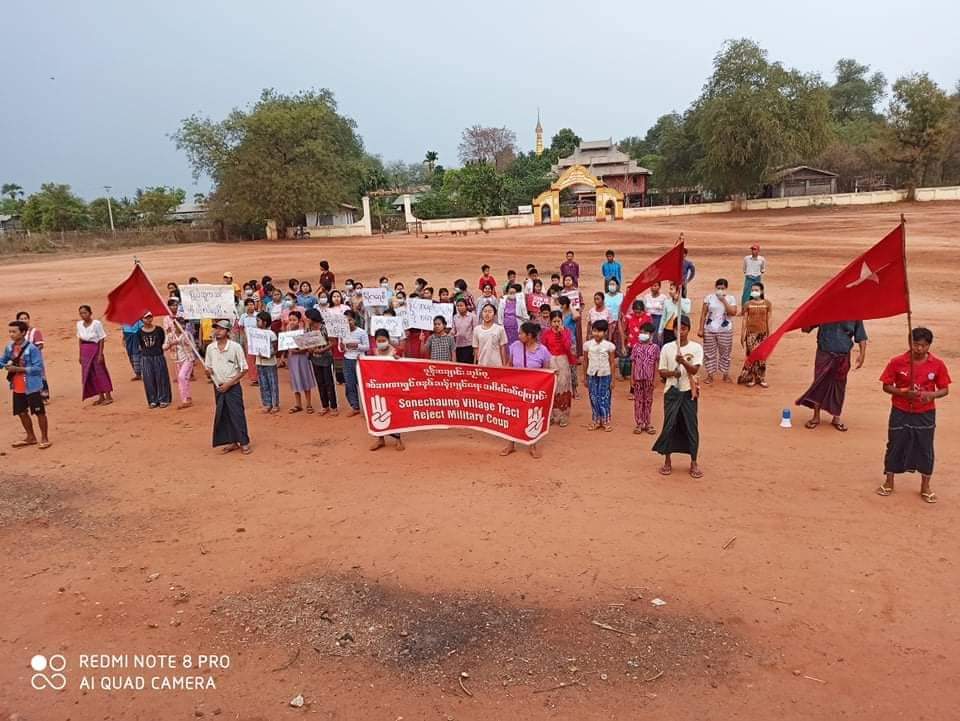 KaungKhantHto10's tweet photo. The protesters of Sonechaung village in Yinmarbin township, continued to march in full force on the evening of March 24, to eliminate the genocidal military regime.

#2022Mar24Coup 
#ICRC_HelpYouthActivists 
#WhatsHappeningInMyanmar https://t.co/pqzkCwOS1k