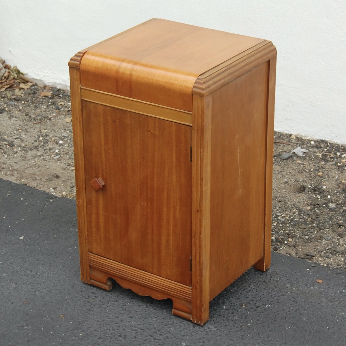 Waterfall Edge, Amber Color, Clean Lines 
Beautiful Art Deco Nightstand!
Simon.
TODAY!

#vintagefurniture #artdecor #nightstand #bedroomdecor #artdeconightstand #waterfalledge #interiordesign #simonvintage
