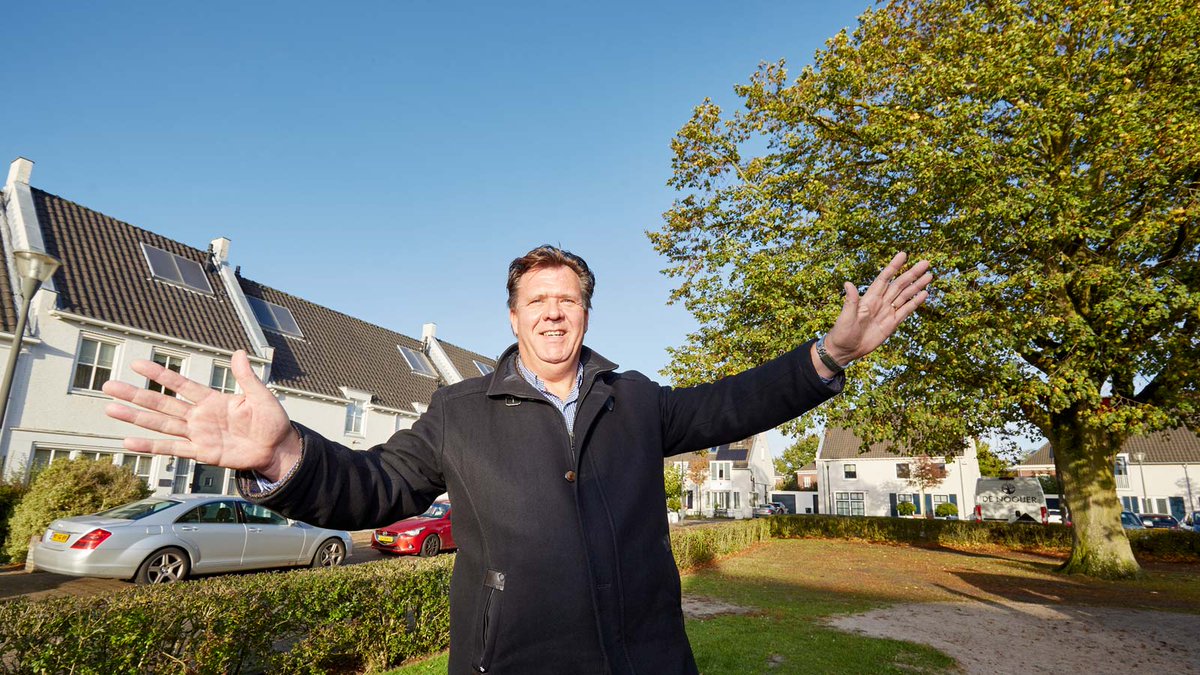 Hij is net geen inwoner van #Brandevoort maar woont er in #Helmond wel vlakbij: ontwikkelingsmanager Timon van der Horst. Hij neemt ons mee op sleeptouw door de #Vinex-gebiedsontwikkeling die destijds veel stof deed opwaaien. Lees het hele interview: bpd.to/3utDPqp