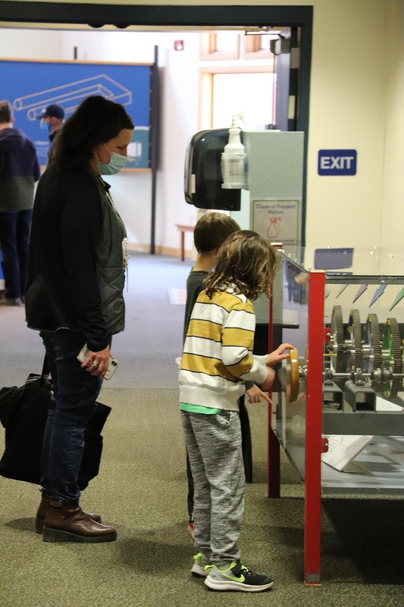 Second graders @IthacaNYSchools are at @Sciencenter today for 'Power the Future'. After the facilitated energy engineering activity, students have time to explore museum on their own, and with their teachers & chaperones. @IthacaPEI @DiscoveryTrail DiscoveryTrail #kdtithaca2022