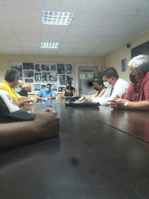 MitransCuba's tweet photo. Como parte de la #VisitaGubernamental iniciada en la mañana de hoy a la provincia de #VillaClara, @E_RdgzDavila, intercambió en la noche de ayer con directivos de la #EPTVC y en la mañana de hoy con representantes del gobierno, en el municipio de Encrucijada. #TransporteCuba https://t.co/353vZL26CI