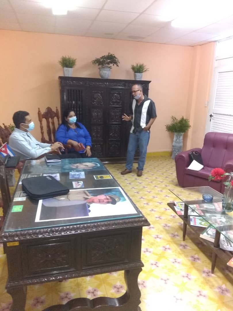 MitransCuba's tweet photo. Como parte de la #VisitaGubernamental iniciada en la mañana de hoy a la provincia de #VillaClara, @E_RdgzDavila, intercambió en la noche de ayer con directivos de la #EPTVC y en la mañana de hoy con representantes del gobierno, en el municipio de Encrucijada. #TransporteCuba https://t.co/353vZL26CI