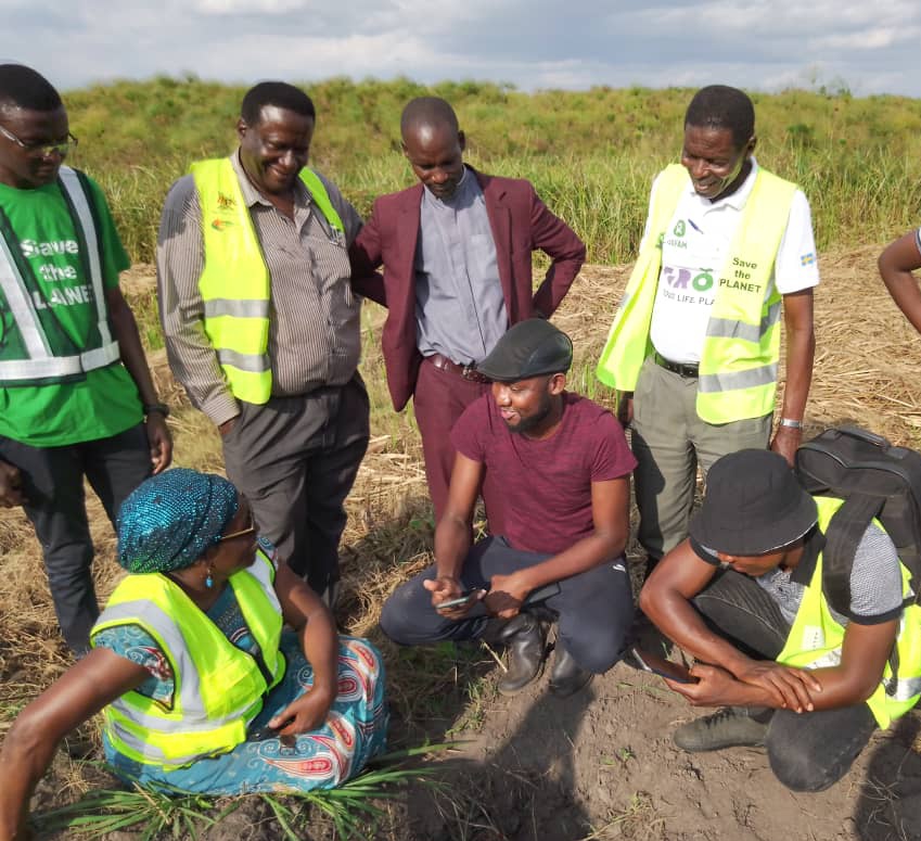 CharlesBatte's tweet photo. ๐ณ Myanzi, growing trees & demonstrating to .@BugandaOfficial on how we use mobile phones to map, track and monitor trees grown. Transparency for tree growing initiatives is a necessity for this .@UN decade of Ecosystem Restoration. ๐ณ #TrackYourTree in the palm of your hand โ https://t.co/q0PjzPP9rb